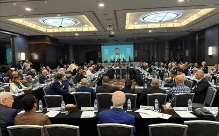 ظهور زعيم الحوثيين في مؤتمر بيروت يثير موجة غضب وسخرية واسعة: "سقوط الفكر القومي في حضن المليشيا الإيرانية"