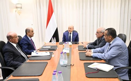 الرئيس العليمي يجتمع برئيس الوزراء ومحافظ البنك المركزي