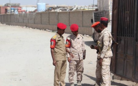 التوجيه المعنوي بالشرطة العسكرية ينفذ نزولًا ميدانيًا لعددٍ من المواقعهم بحماية المنشآت الحكومية في المكلا