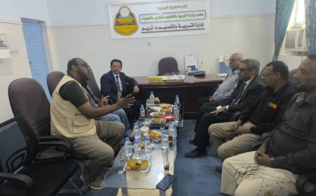 وفد وزارة التربية يتفقد مشروع الوجبة المطهية بالمطبخ المدرسي في مديرية تريم بحضرموت