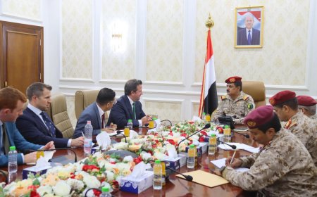 وزير الدفاع يبحث مع الملحق العسكري البريطاني تعزيز التعاون المشترك