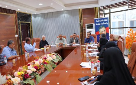 مدير عام خورمكسر يبحث  مع وكيل عدن لشؤون المشاريع مستوى تنفيذ البرنامج الاستثماري لعام 2025