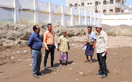 مدير عام مديرية خورمكسر يتفقد أعمال بناء فصول إضافية  في ثانوية عبدالباري للبنات