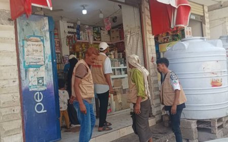 مكتب الصناعة بخورمكسر يسلّم 31 تكليف حضور ويتلف سلعًا غذائية منتهية الصلاحية