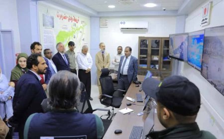 الوكيل العامري ووفد الاتحاد الأوروبي وبرنامج الأمم المتحدة الإنمائي يتفقدون غرفة نظام الإنذار المبكر لحماية مدينة شبام من الكوارث وناقشوا إمكانية توسيع نطاق عملها 