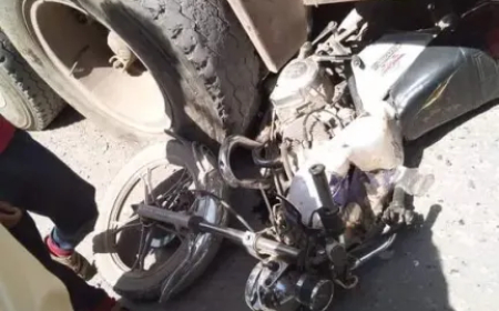 حادث مروع في تعز.. دراجة تنقسم نصفين بعد تصادم عنيف مع سيارة مسرعة!