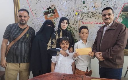 مدير عام المنصورة يكرم الطالب "رشيد أحمد" الفائز في مسابقة الأغنية الوطنية بمدارس المديرية