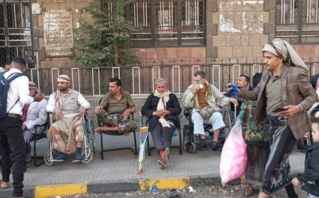 حرجى الجيش بمحافظة مأرب يواصلو اعتصامهم إلى اليوم السادس على التوالي أمام بوابة الرعاية الاجتماعية.