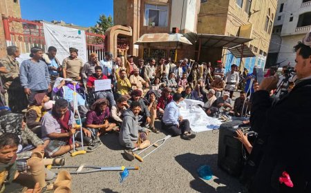 تعز .جرحى الجيش ينفذون وقفة احتجاجية ويعلنون اعتصامًا مفتوحًا أمام مبنى المحافظة المؤقت للمطالبة بحقوقهم وإنهاء معاناتهم المستمرة.