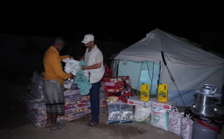 تعز.. خلية الأعمال الإنسانية تقدم مساعدات عاجلة لعائلة نازحة بعد حريق منزلها