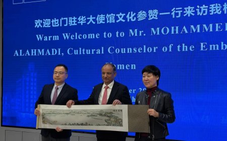 المستشار الأحمدي يزور جامعة تشجيانغ للعلوم والتكنولوجيا ويلتقي رئيس الجامعة والطلاب اليمنيين