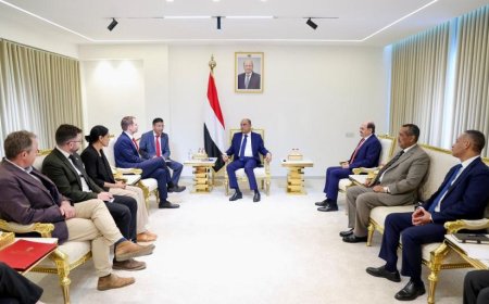 رئيس الوزراء يعقد في عدن جلسة مباحثات مع وزير الدولة البريطاني