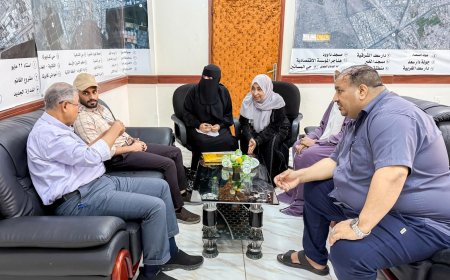 راشد وبن جرادي يناقشان آلية عمل صندوق النظافة في السوق الشعبي للنساء بصيرة