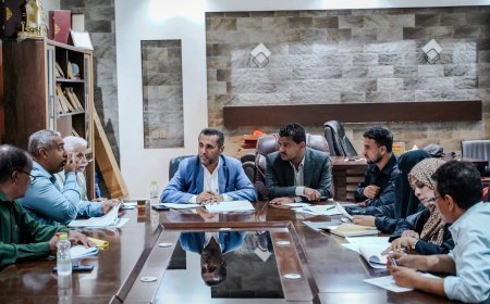 وكيل عدن يناقش سير تنفيذ مشاريع مديرية الشيخ عثمان ويؤكد أهمية تعزيز التنسيق لضمان نجاح خطط التنمية