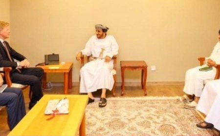 المبعوث الأممي..يناقش مع كبير مفاوضي الحوثيين في مسقط تهيئة بيئة مواتية لعملية سياسية