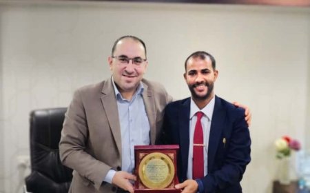 الفنان أبو أحمد بن غديد يكرم الدكتور إيهاب سعد عبدالنبي تقديرًا لعطائه الطبي والإنساني
