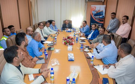 وزير النقل يتفقد سير نشاط محطة الحاويات و يرأس اجتماعاً مع قيادات الجهات العاملة فيه