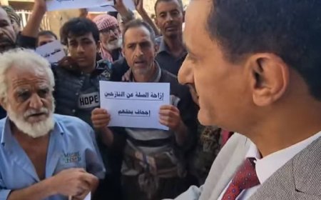 تعز.وقفة احتجاجية في مديرية القاهرةتنديدآ بقرار وقف مساعدات برنامج الأغذية العالمي.