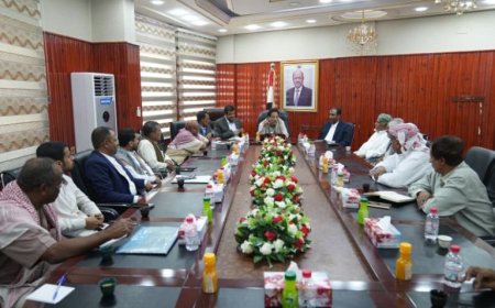 محافظ المهرة يناقش مع قيادات المكونات السياسية سبل تعزيز التنسيق للحفاظ على أمن واستقرار