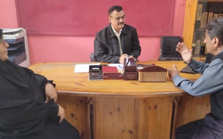 خلال زيارته مكتب التربية والتعليم بالمديرية..مدير عام المنصورة يناقش عدد من القضايا والاستعدادات لاختبارات الفصل الدراسي الأول