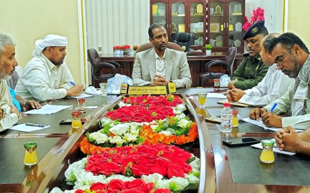 الوكيل الأول للمهرة يترأس اجتماعًا لتعزيز الرقابة على الأسواق وضبط الأسعار