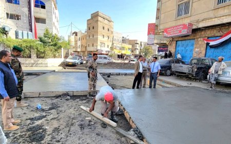 مدير عام «القاهرة» يتفقد أعمال الصب الخرساني في شارع طلحة أمام مبنى مؤسسة الكهرباء