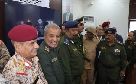 اللواء الركن باهارون يهنئ العميد المصعبي بحصوله على إجازة الزمالة من الأكاديمية العسكرية العليا