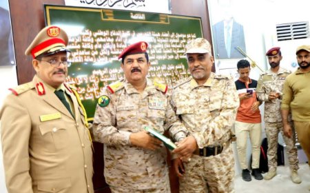 كلية الدفاع الوطني تمنح اللواء الركن حسين بن عتيق درجة الزمالة عن بحث تطوير الأكاديمية العسكرية العليا