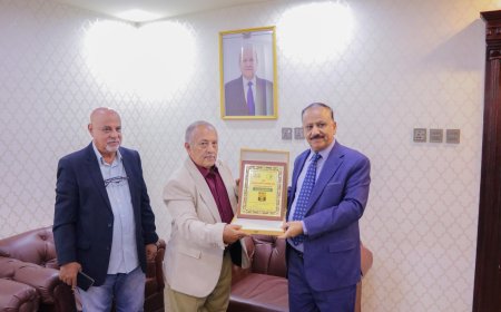 نقابة الصحفيين والإعلاميين تكرم وزير النقل نظير جهوده ورعايته لإعادة تأهيل مبنى النقابة بالعاصمة عدن 