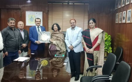 المستشار المخلافي يزور جامعة عليجار الإسلامية ويبحث مع قيادتها تفعيل التعاون المشترك.