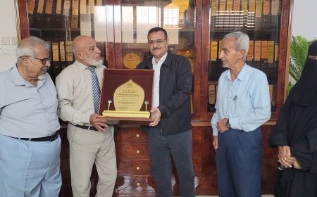 مدير عام المنصورة يتسلم درعاً تكريمياً من الجمعية الوطنية للبحث العلمي والتنمية المستدامة.