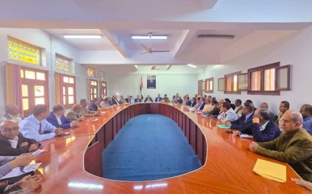 المكتب التنفيذي بتعز يستنكر استهداف محافظ المحافظة ويناقش تقارير خدمية.