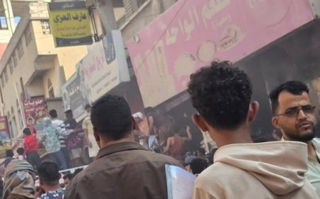 تعز.إندلع حريق هائل يلتهم مطعم الواحة بسوق المركزي ويخلف دمارً.
