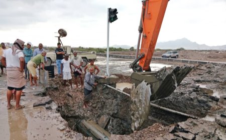 فرق صيانة مؤسسة مياه عدن تباشر إصلاح كسر في خط ضخ رئيسي بجولة كالتكس