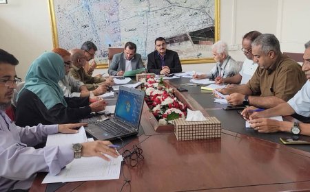 وكيل عدن "الزامكي" يناقش مستوى تنفيذ مشاريع البرنامج الإستثماري بمديرية المنصورة