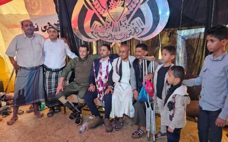 تعز.جرحى الجيش يحتفلون بزفاف زميلهم الجريح هيثم الشرعبي داخل خيمة الاعتصام أمام مبنى المحافظة