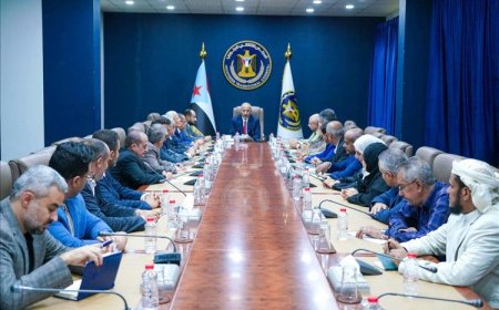  برئاسة عيدروس الزُبيدي (الانتقالي) يعقد اجتماعًا موسعًا في عدن.. وهذه أبرز قراراته!