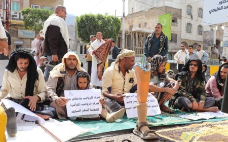 تعز .جرحى الجيش يؤدّون صلاة الجمعة في ساحة الاعتصام ويجددون موقفهم الثابت: حقوقنا لن تسقط بالتجاهل