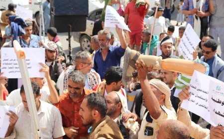 تعز ..جرحى الجيش يؤدّون صلاة الجمعة في ساحة الاعتصام ويجددون موقفهم الثابت: حقوقنا لن تسقط بالتجاهل.