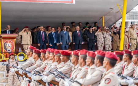 وزير الدفاع يشهد حفل تخرج الدفعة ٥٢ كلية حربية في عدن