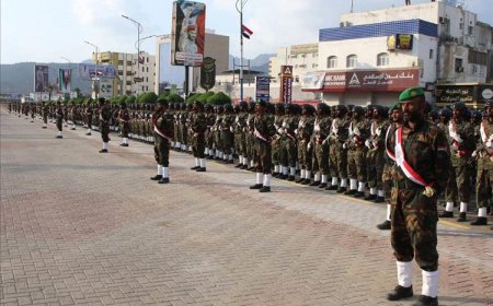 عدن تستعرض قوتها.. عرض عسكري ضخم للمجلس الانتقالي بحضور الزُبيدي! (صور)