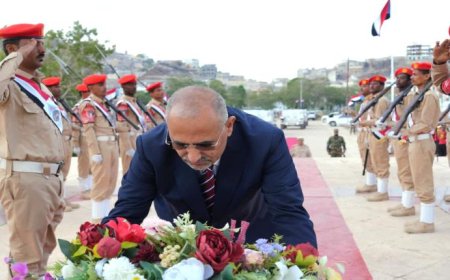 بالصور الزُبيدي يحيي ذكرى الاستقلال بإكليل وفاء على نصب شهداء الجنوب!