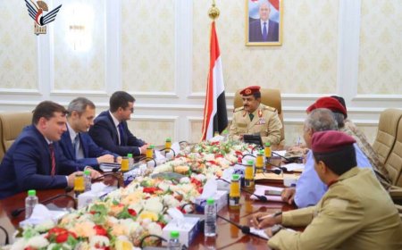 وزير الدفاع  يبحث مع السفير الروسي مستجدات الأوضاع في اليمن وتعزيز التعاون الدفاعي