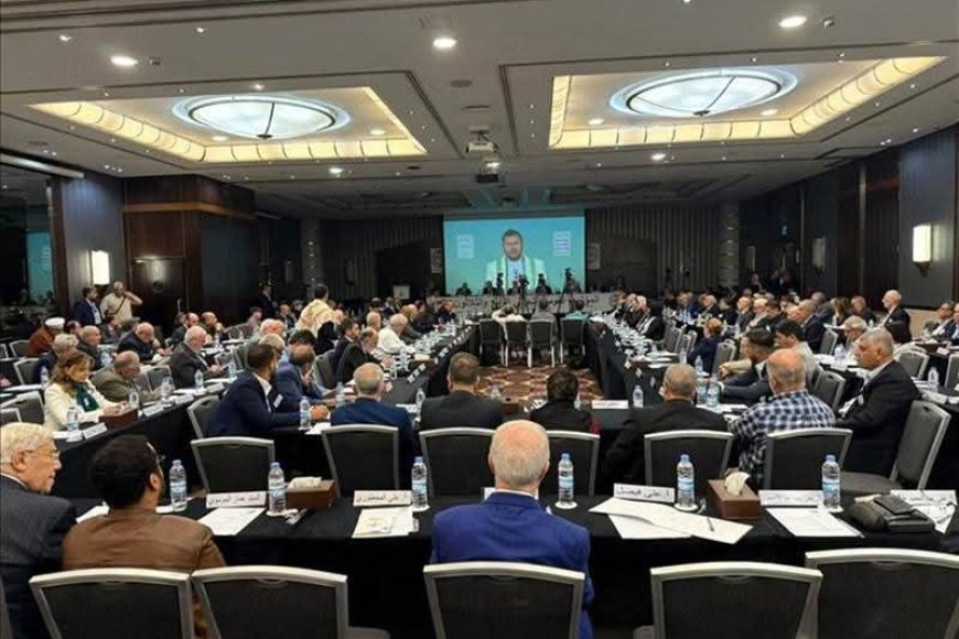 ظهور زعيم الحوثيين في مؤتمر بيروت يثير موجة غضب وسخرية واسعة: سقوط الفكر القومي في حضن المليشيا الإيرانية