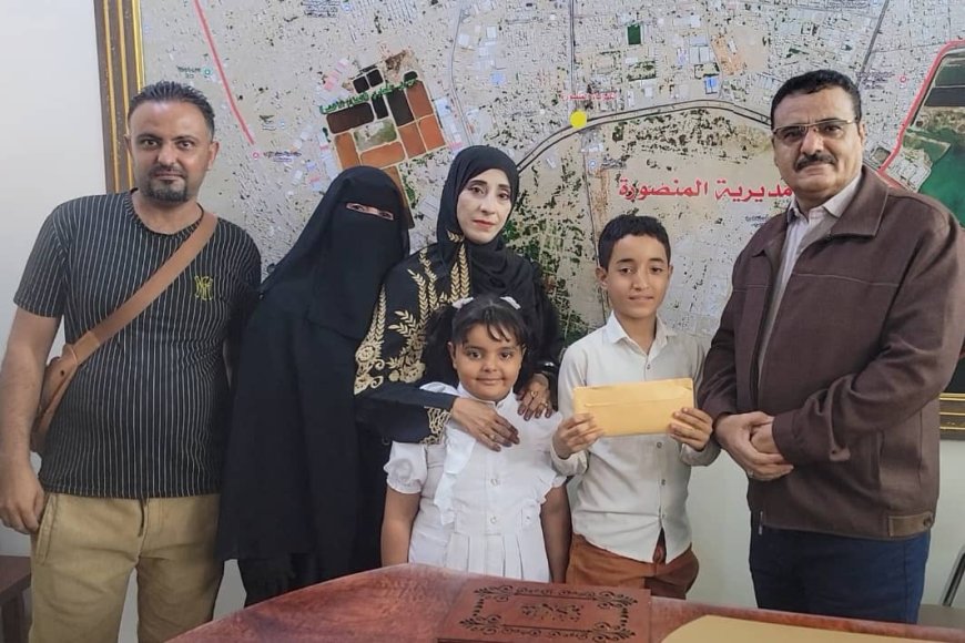 مدير عام المنصورة يكرم الطالب رشيد أحمد الفائز في مسابقة الأغنية الوطنية بمدارس المديرية