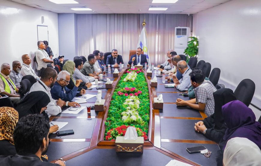 وزير النقل يتفقد سير العمل بمطار عدن الدولي ويعقد اجتماعاً موسعاً لقياداته الادارية والفنية والأمنية 