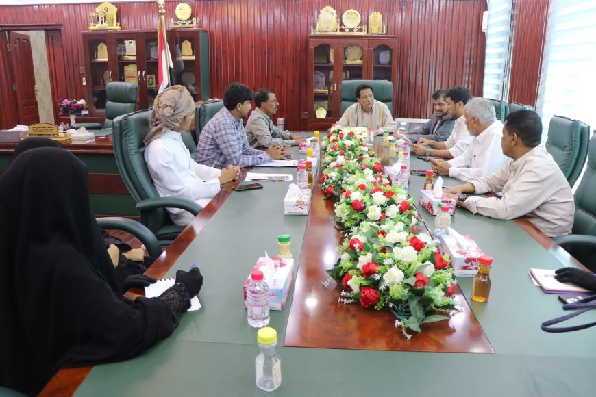 محافظ المهرة يلتقي شباب "ترابط الغيضة" ويوجه بإعادة تشغيل الحديقة في الجحي