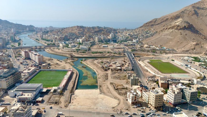 محافظ حضرموت الأستاذ مبخوت بن ماضي يتفقّد جسر المنورة في المكلا ويطلع على مستوى الانجاز في المرحلة الثانية لخور المكلا