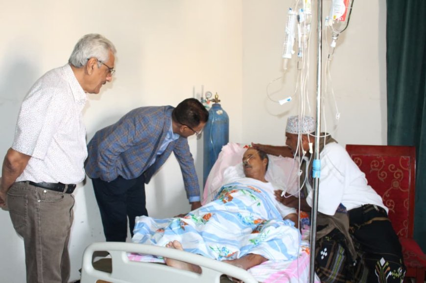 الأمين العام للمجلس المحلي بحضرموت يطمئن على صحة الشخصية الاجتماعية الشاعر ثابت السعدي