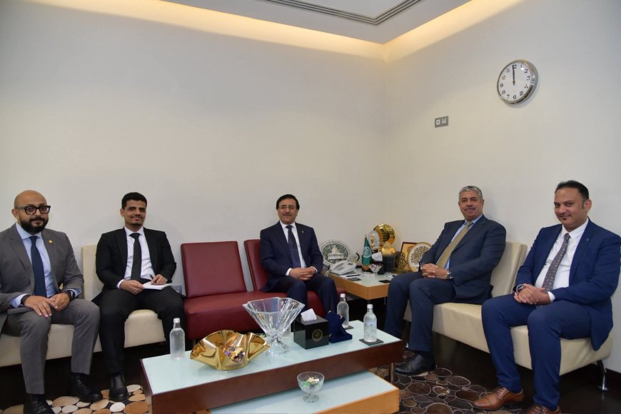 السفير بحاح يزور المنظمة العربية للعلوم الإدارية بالقاهرة 